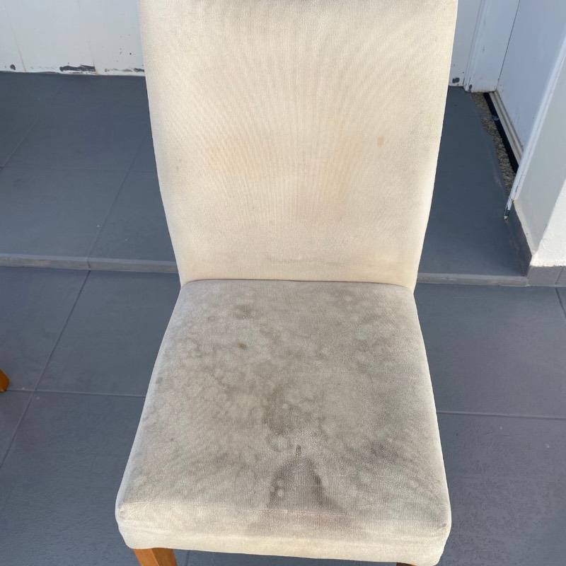 Cadeiras estofadas manchadas antes