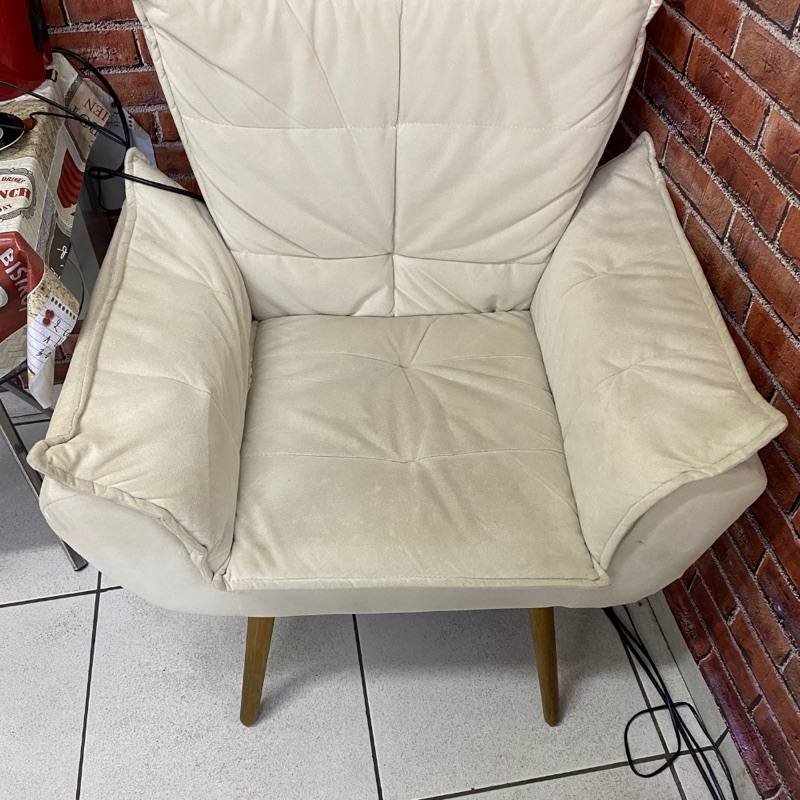 Cadeira estofada suja antes da limpeza
