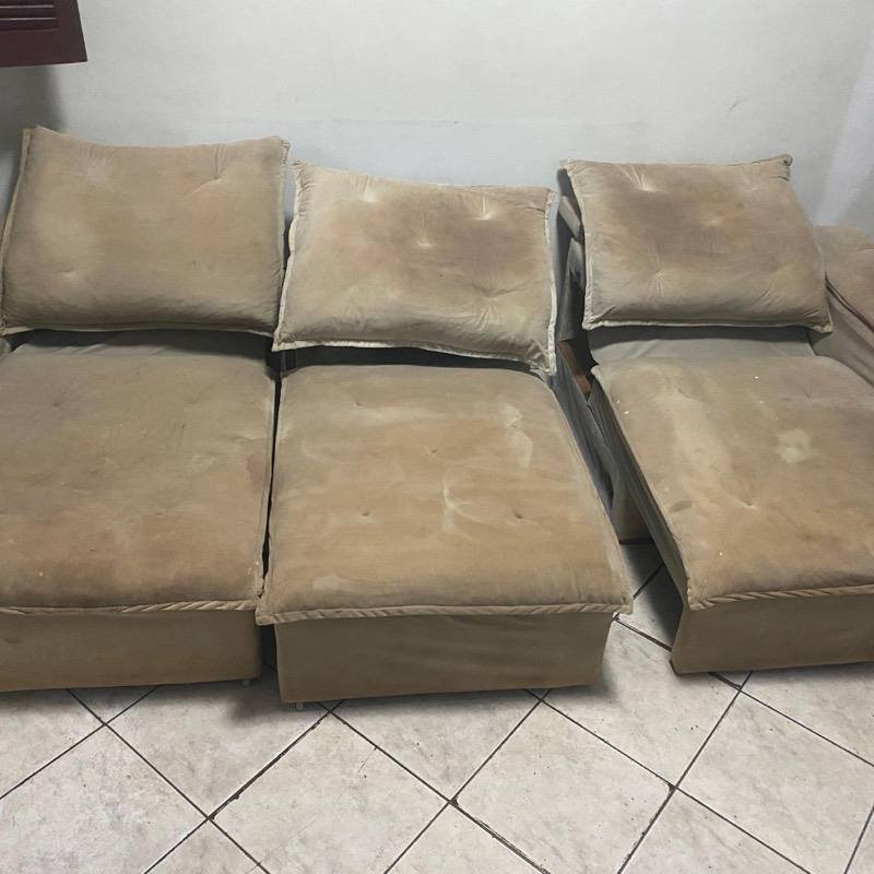 Sofá encardido antes da higienização
