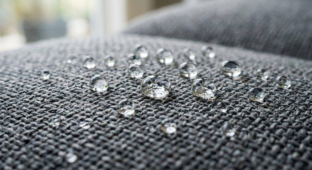 Gotas de água formando bolinhas sobre o tecido impermeabilizado