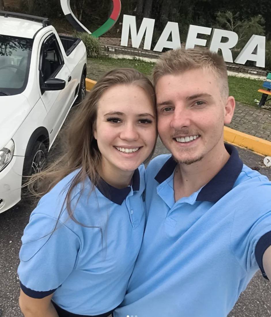 Equipe HigiMafra uniformizada com a van da empresa em Mafra