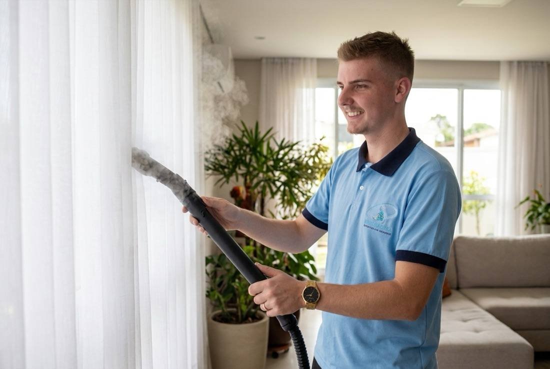 Técnica da HigiMafra higienizando cortinas em uma sala em Mafra
